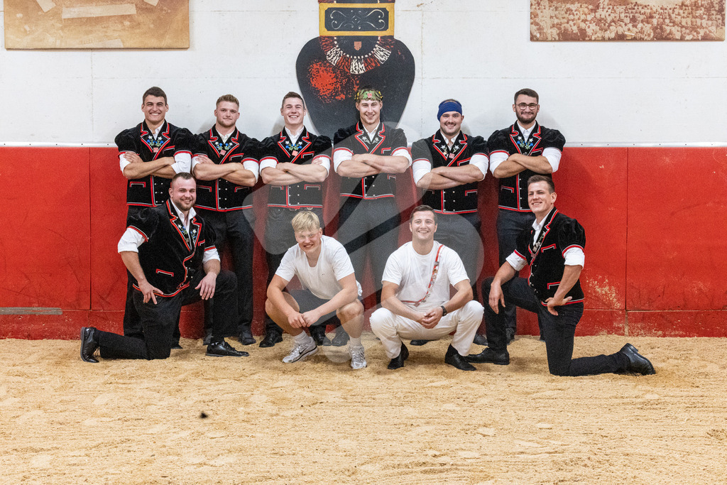 ESAF2025_Empfang_8641 | Die Schwinger des Schwyzer Kantonalen Schwingerverbandes: Fotos, die Dynamik und Leidenschaft festhalten, sowie emotionale Momente aus dem traditionellen Schwingsport zeigen. - Realisiert mit Pictrs.com