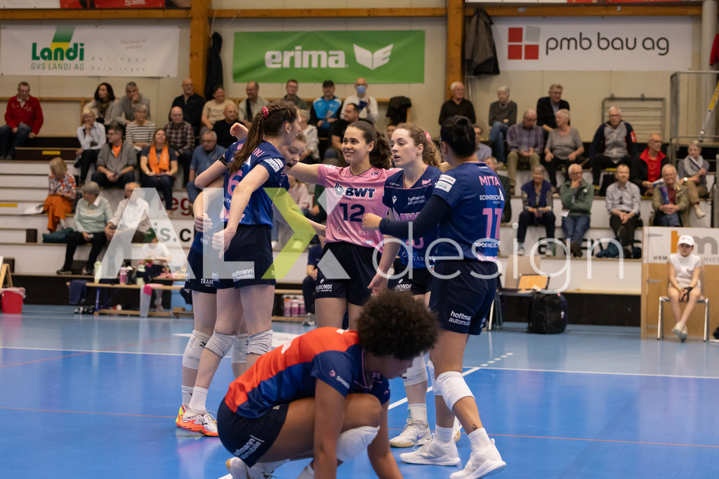 Volleyball I Frauen I Saison 2025-2026 I Volleyball NLA | Women I 1/2 Finals I  VC Kanti Schaffhausen - Sm'Aesch Pfeffingen I 07.03.2026 | Sm'Aesch Pfeffingen Spielerinnenkreis - Realisiert mit Pictrs.com