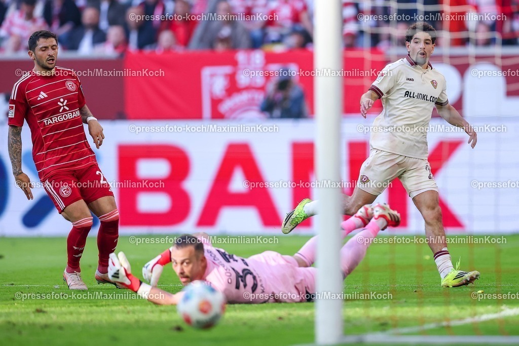 F9524042601031 | 24.04.2026, Fußball, Fortuna Düsseldorf - SC Dynamo Dresden, 2. Fußball Bundesliga, Herren, Merkur Spiel-Arena, 31. Spieltag, Saison 2025 2026: Parade Torwart Florian Kastenmeier&nbsp;(Fortuna Düsseldorf #33) verteidigt das Tor gegen Bob Bobzien (Dynamo Dresden #20)  DFB regulations prohibit any use of photographs as image sequences and or quasi-video.
