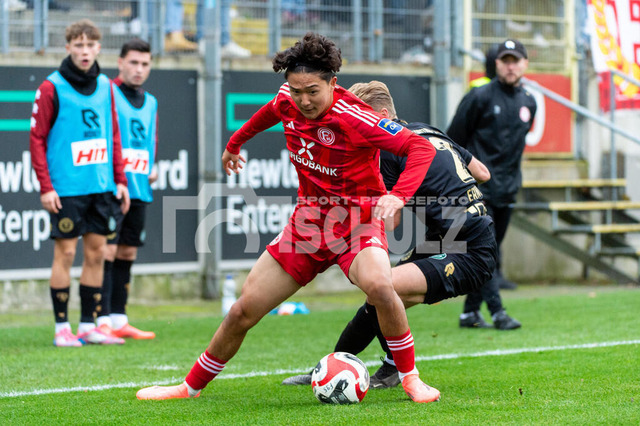 20241102_NSZ_6091 | Siwoo Yang (Fortuna Düsseldorf U23,No.20) im Zweikamof mit Dominik Ernst (Fortuna Köln,No.02)DEU, Düsseldorf, 02.11.2024 Fußball, Regionalliga West, Saison 2024/2025, 14. Spieltag, Fortuna Düsseldorf U23 - SC Fortuna Köln - Realisiert mit Pictrs.com