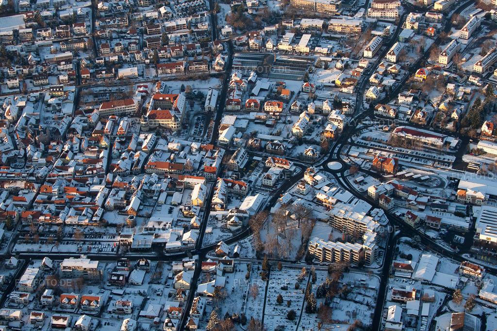 Luftbild: Winterlich schneebedeckte Ortsansicht mit Straßen und Häusern der Wohngebiete in Bad Bergzabern im Bundesland Rheinland-Pfalz in Deutschland. Foto: IMG_54702.jpg vom 08.12.2012 durch Werner Riehm/FLY-FOTO.de