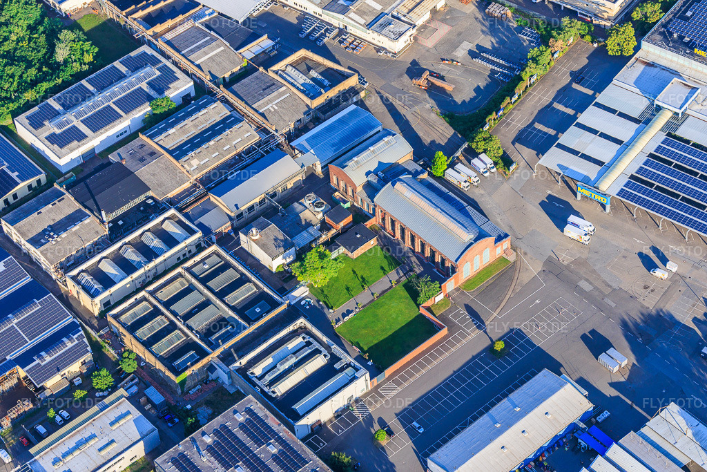 Luftbild: alte Schildkrötfabrik von Osten im Ortsteil Neckarau in Mannheim im Bundesland Baden-Württemberg in Deutschland. – Foto: IMG_157203.jpg vom 18.06.2026 durch Werner Riehm/FLY-FOTO.de – Auflösung des Originals: 5523 x 3682 px – AlteSchildkrötfabrik