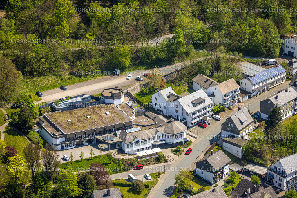Schmallenberg240505224BadFredeburg | Luftbild, Kurhaus Festhalle am Waldrand, Fredeburg, Schmallenberg, Sauerland, Nordrhein-Westfalen, Deutschland
