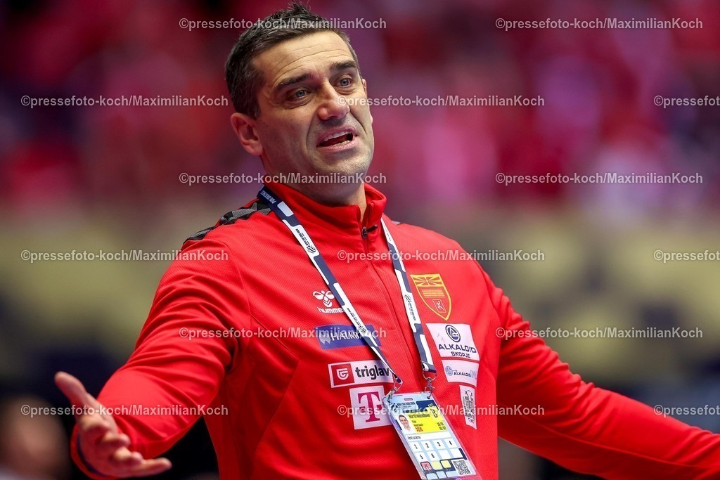 EHF18012601128 | 18.01.2026, Handball, Men's EHF EURO 2026, Portugal - Nordmazedonien, Jyske Bank Boxen in Herning, Dänemark, Preliminary Round:  Headcoach Kiril Lazarov (North Macedonia #hc) gestikulierend am Spielfeldrand  