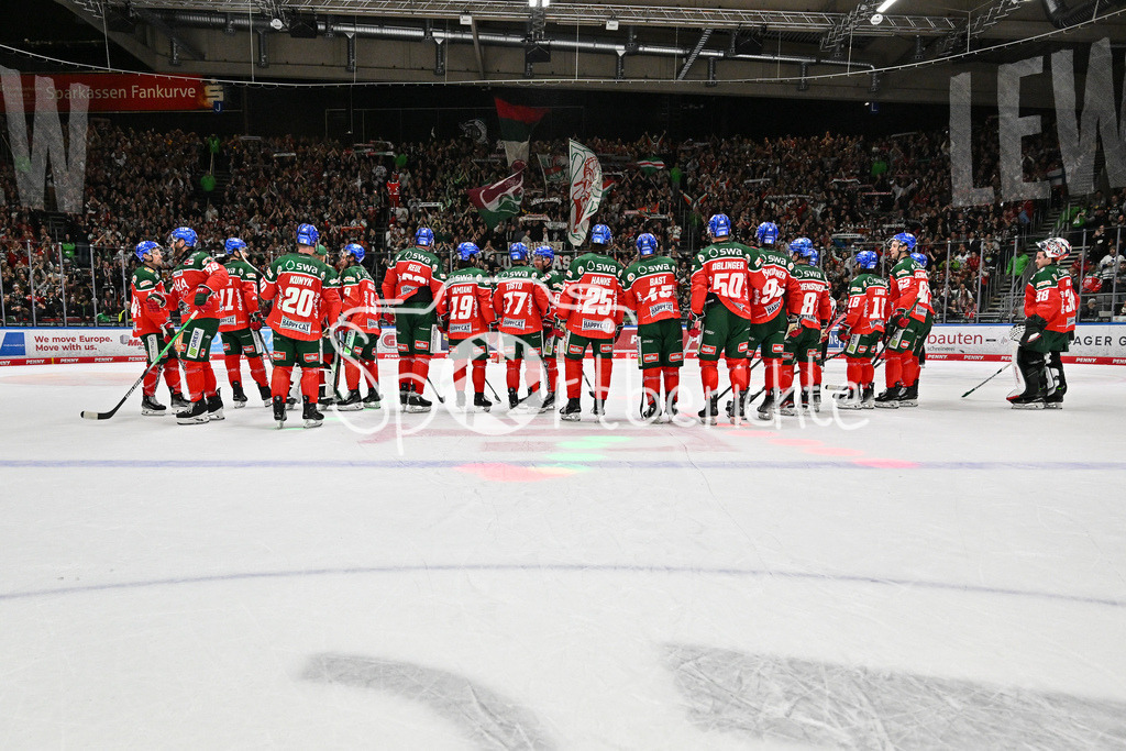 Augsburger Panther - Kölner Haie | Die Augsburger Panther feiern zusammen mit den Fans den Heimsieg gegen die Kolner Haie / DEL: Augsburger Panther - Kölner Haie, Curt Frenzel Stadion am 29.09.2024