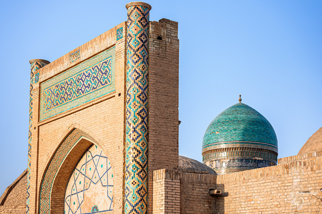 Kalon Moschee, Buchara  | Herzlich willkommen auf meiner Seite! Ich bin Elke Wallnisch, Deine Fotografin für lichtstarke Momente. Der Name steht für alles, was mich mit der Fotografie verbindet: Das Licht und seine machtvolle Wirkung auf eine Situation oder unsere Stimmung - Realisiert mit Pictrs.com
