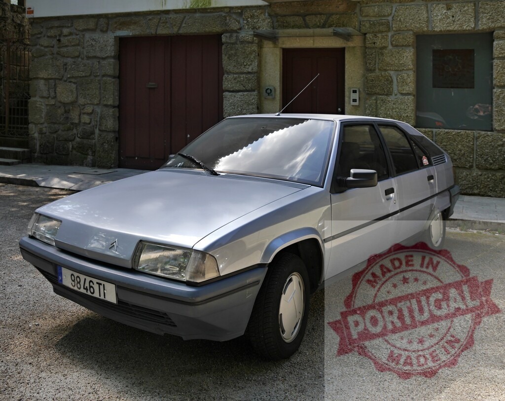Citroën BX vintage hatchback parked by stone wall building | Citroën BX vintage hatchback car parked on a gravel surface in front of a stone building with wooden doors - Realisiert mit Pictrs.com