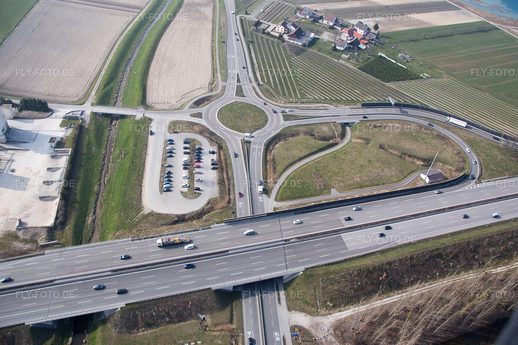 Luftbild: Autobahnausfahrt A5 im Ortsteil Gamshurst in Achern im Bundesland Baden-Württemberg in Deutschland. – Foto: IMG_086595.jpg vom 19.03.2016 durch Werner Riehm/FLY-FOTO.de – Auflösung des Originals: 5472 x 3648 px