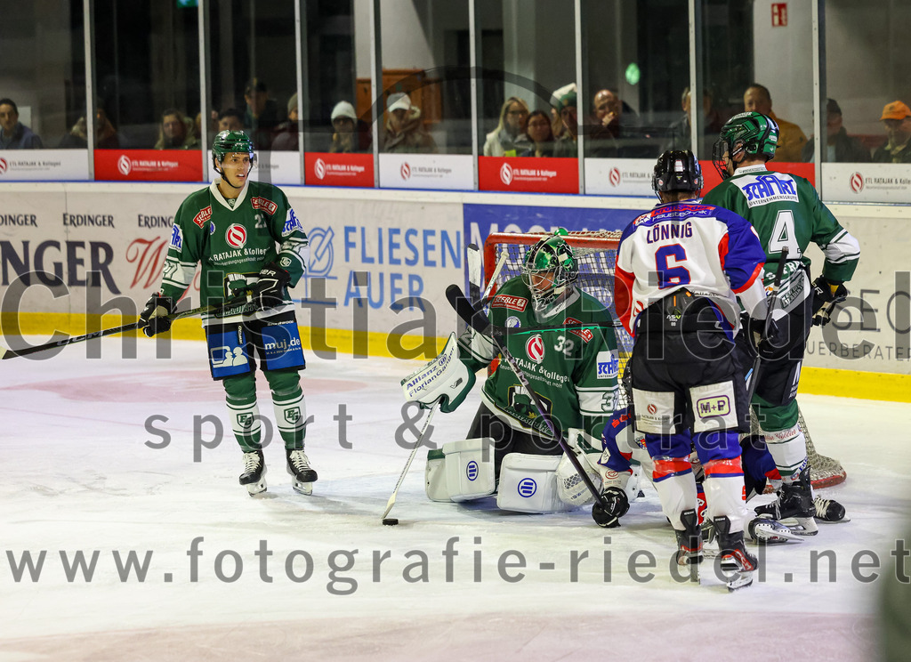 2023-11-03_071_TSV_Erding_gegen_ESC_Dorfen | Erding, Deutschland, 03.11.2023:
Eishockey, Bayernliga Vorrunde 2023 / 2024, 6. Spieltag, TSV Erding gegen ESC Dorfen, Endergebnis: 11:3

Mark Waldhausen (Erding Gladiators, #27), Torwart Dimitri Pätzold (Erding Gladiators, #32), Christoph Lönnig (ESC Dorfen, #6), Simon Franz (Erding Gladiators, #4)

Foto: Christian Riedel / fotografie-riedel.net