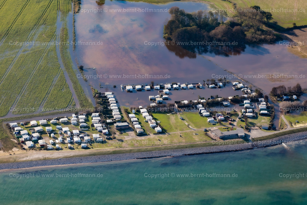 PLB_6492mod_Cpl-Ostseesonne_120x80 | LUFTBILD. Campingplatz am Ostseestrand. __ " Campingplatz  Ostseesonne ". Nach dem Ost-Sturm. Überflutete Stellplätze mit Wohnwagen und Wiesen. - Realisiert mit Pictrs.com