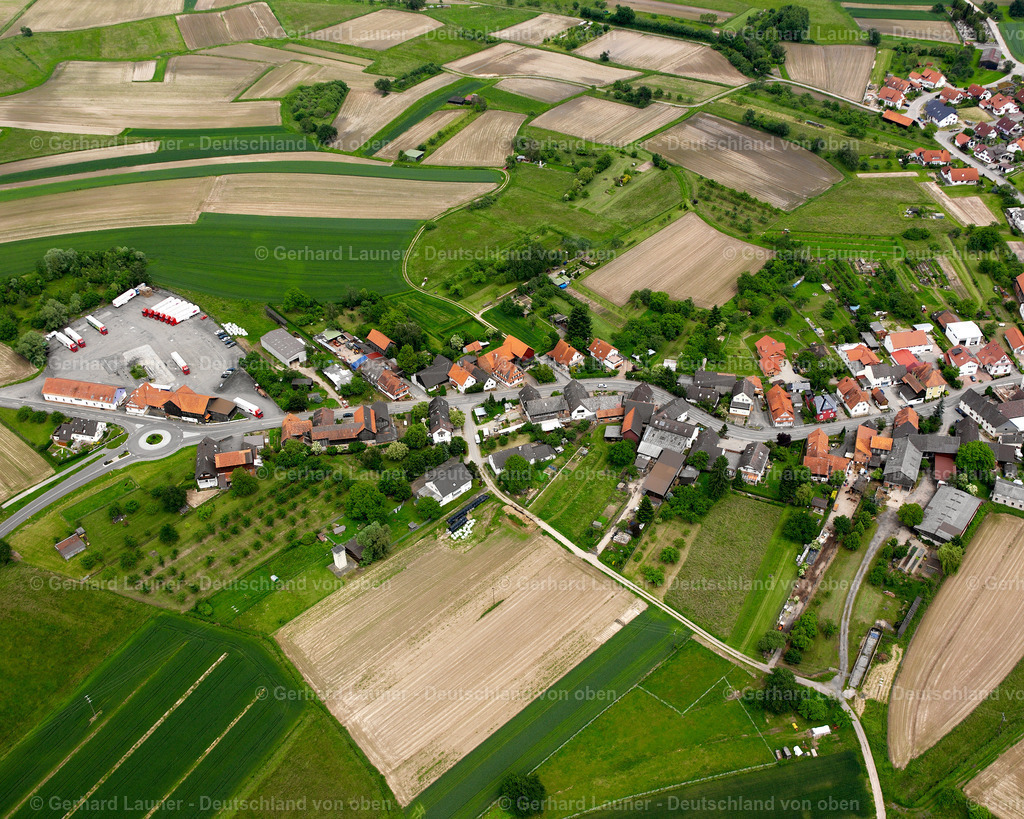 2627098 | WILLSTäTT 09.06.2006 Landwirtschaftliche Nutzflächen und Feldgrenzen  umsäumen das Siedlungsgebiet des Dorfes in Willstätt im Bundesland Baden-Württemberg, Deutschland // Agricultural land and field boundaries surround the settlement area of the village  in Willstätt in the state Baden-Wuerttemberg, Germany Foto: Gerhard Launer