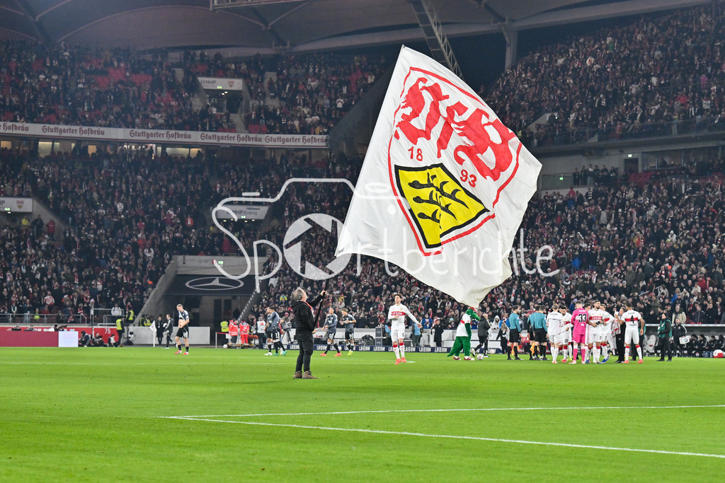 VfB Stuttgart - SG Eintracht Frankfurt | STUTTGART, GERMANY - 13. JANUARY: im Bild der Einlauf der Schwaben, Fahne, Fahnenschwenker, Symbolbild vor dem Bundesligamatch zwischen dem VfB Stuttgart und der SG Eintracht Frankfurt am 17. Spieltag in der MHP-Arena / DFL REGULATIONS PROHIBIT ANY USE OF PHOTOGRAPHS AS IMAGE SEQUENCES AND/OR QUASI-VIDEO