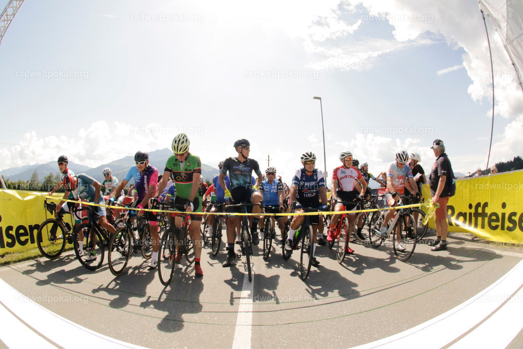 756_20230817_Bewerb_Maenner_Muehlanger | AUT - OESTERREICH, 2023-08-16: SPORT RENNRAD-FAHREN - 55. INTERNATIONALER RADWELTPOKAL IN ST. JOHANN IN TIROL  - Vintage-Radrennen mit WM-Bronze-Medaillen-Siegerin Christina Schweinberger, den Teilnehmer und Alexander Baumann (vom Orginastions-Team) - TAG 2 BEWERB MAENNER IN SECHS GRUPPEN  ; Foto: Roland Muehlanger