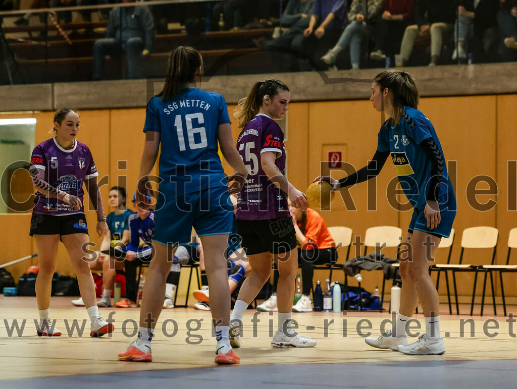 2024-02-24_078_SpVgg_Altenerding_gegen_SSG_Metten_Frauen | Erding, Deutschland, 24.02.2024:
Handball, Bezirksoberliga Frauen Altbayern 2023 / 2024, 15. Spieltag, SpVgg Altenerding gegen SSG Metten, Endergebnis: 32:28

Lena Prem (SpVgg Altenerding, #5), Nina Bernhard (SSG Metten, #16), Verena Bauer (SpVgg Altenerding, #55), Paula Gäck (SSG Metten, #2)

Foto: Christian Riedel / fotografie-riedel.net