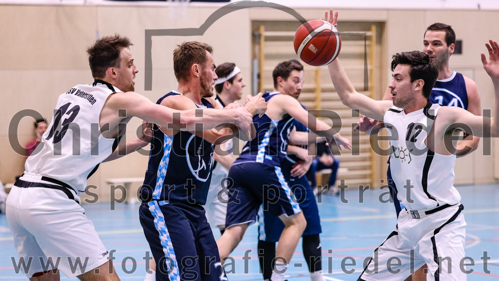 2022-04-03_081_TSV_Vaterstetten_gegen_SV_Weissblau-Allianz_Muenchen | Vaterstetten, Deutschland, 03.04.2022:
Basketball, Bezirksoberliga Herren 2021 / 2022, 14. Spieltag, TSV Vaterstetten gegen SV Weißblau-Allianz München, Endergebnis: 86:54

Konstantin Huber (TSV Vaterstetten, #13), Rene Pferner (SV Weißblau-Allianz München, #26), Maximilian Metzger (TSV Vaterstetten, #12)

Foto: Christian Riedel / fotografie-riedel.net