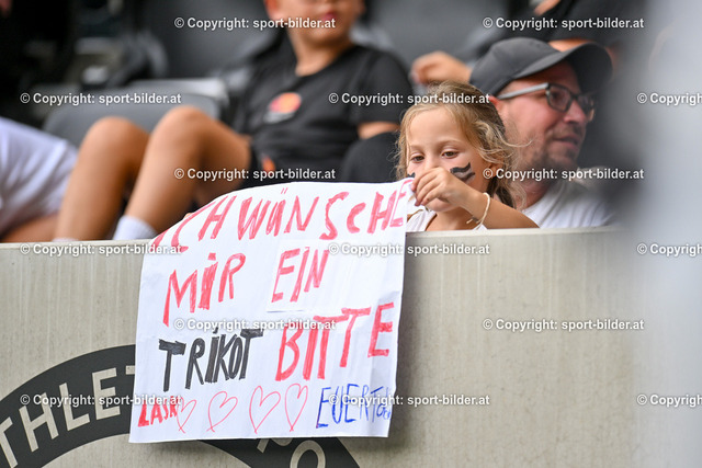 AUT, Fussball Lask vs SKN St. Poelten, Testspiel, Vorbereitung 2024-25 | 20.07.2024, Raiffeisen Arena Linz, AUT, Testspiel Vorbereitung 2024-25, Lask vs SKN St. Poelten, im Bild Fans - Zuschauer Lask Linz (Lask) mit einem Transparent// Test Match, New Season 2024-25 Lask vs SKN St. Poelten in Linz, Austria on 2024/07/20