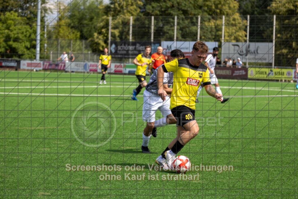 20250824_132237_0369 | #,1.FC Heiningen II (gelb) vs. 1.Göppinger SV III (weiß), Fußball, Kreisliga B7 - Bezirk Neckar/Fils, 01. Spieltag, Saison 2025/2026, Kunstrasenplatz Sportzentrum Heiningen, Krautgarten 1, 73092 Heiningen, 24.08.2025 - 13:00 Uhr,Foto: PhotoPeet-Sportfotografie/Peter Harich