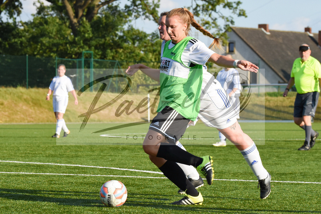 20180811_BORBEL_0015 | Fußball, Frauen:   beim Spiel der 1. Kreisklasse zwischen SG Borgloh/Kloster Oesede vs. SVC Belm-Powe am 11.08.2018 auf dem Kunstrasenplatz Borgloh in Borgloh, Deutschland.(Foto von Nico Paetzel) - Realisiert mit Pictrs.com