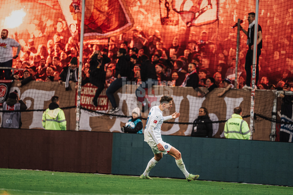 Fußball | Männer | Saison 2024/2025  | Fußball-Bundesliga | 12. Spieltag | FC St. Pauli vs. Holstein Kiel | 29.11.2024 | Phil Harres (#19, Holstein Kiel) jubelt verhalten nach seinem Tor