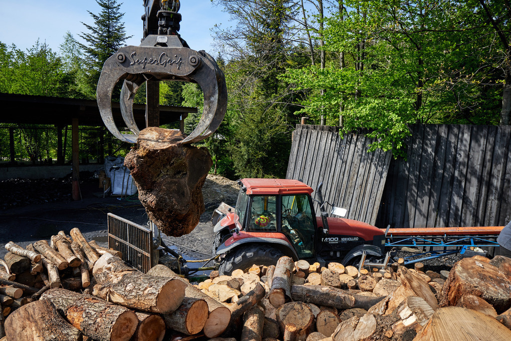 Aufschichten des Meilers mit dem Holzkran | Michelbach, Austria - May 08, 2019: Waldköhlerei Hochecker, die 2011 in das Nationale Verzeichnis des immateriellen Kulturerbes der UNESCO aufgenommen wurde, produziert noch echte Holzkohle; Aufschichten des Meilers mit dem Holzkran. - Realisiert mit Pictrs.com