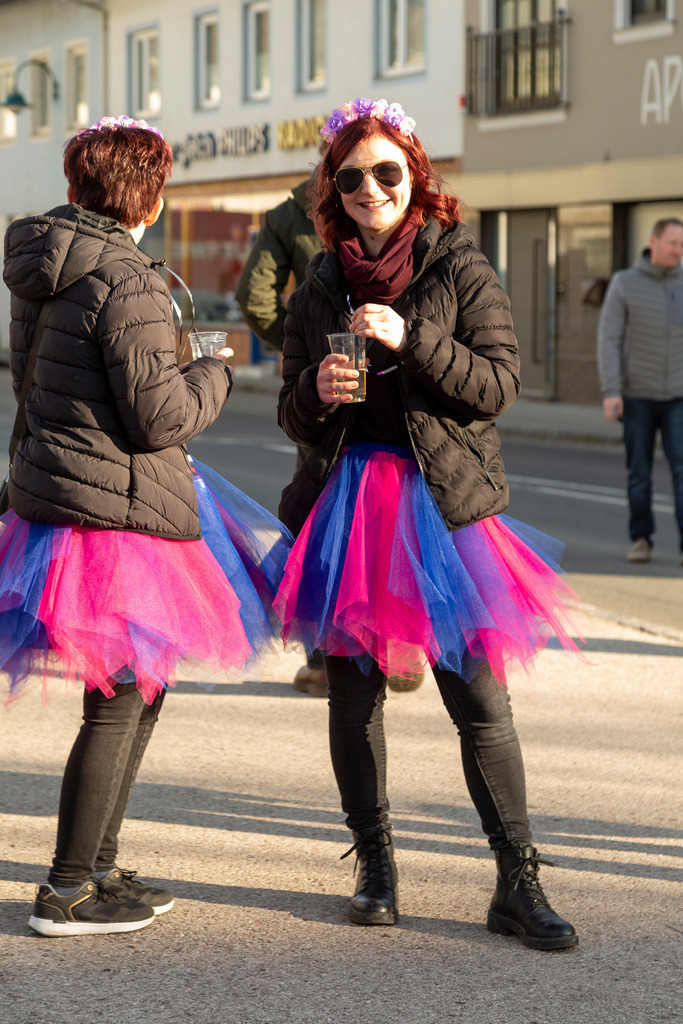 Umzug2025-231_9964 | Fotostrecke: FASCHINGSUMZUG 2025 in Loosdorf. 22 Masken(gruppen)-Teilnehmer: Loosdorfer Vereine, Wirtschaftstreibende, Gemeindeabordnungen sowie Kreditinstitute. rund 700 Besucher entlang der Hauptstrasse. Veranstaltungs-Sicherung durch Mannschaft der FF-Loosdorf mit schwerem Gerät. Maskenprämierung am EKZ-Platz durch Bgm. Thomas Vasku in den Kategorien: Bester Festwagen (Fa. gkonzept-Groissenberger; Beste Personengruppe-ASK-Loosdorf; Beste Einzelperson; Weiteste Anreise-FF Schollach;