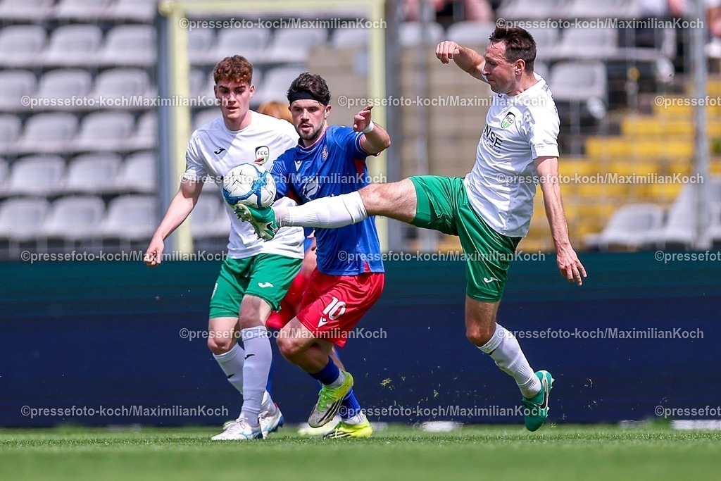 WSV02052601018 | 02.05.2026, Fußball, RL West, Wuppertaler SV - FC Gütersloh, Regionalliga Herren, 32. Spieltag, Stadion am Zoo in Wuppertal, Saison 2025 2026: Vincent Schaub&nbsp;(Wuppertaler SV #10) im Zweikampf gegen  Fynn Arkenberg&nbsp;(FC Gütersloh #33)  DFB regulations prohibit any use of photographs as image sequences and or quasi-video.