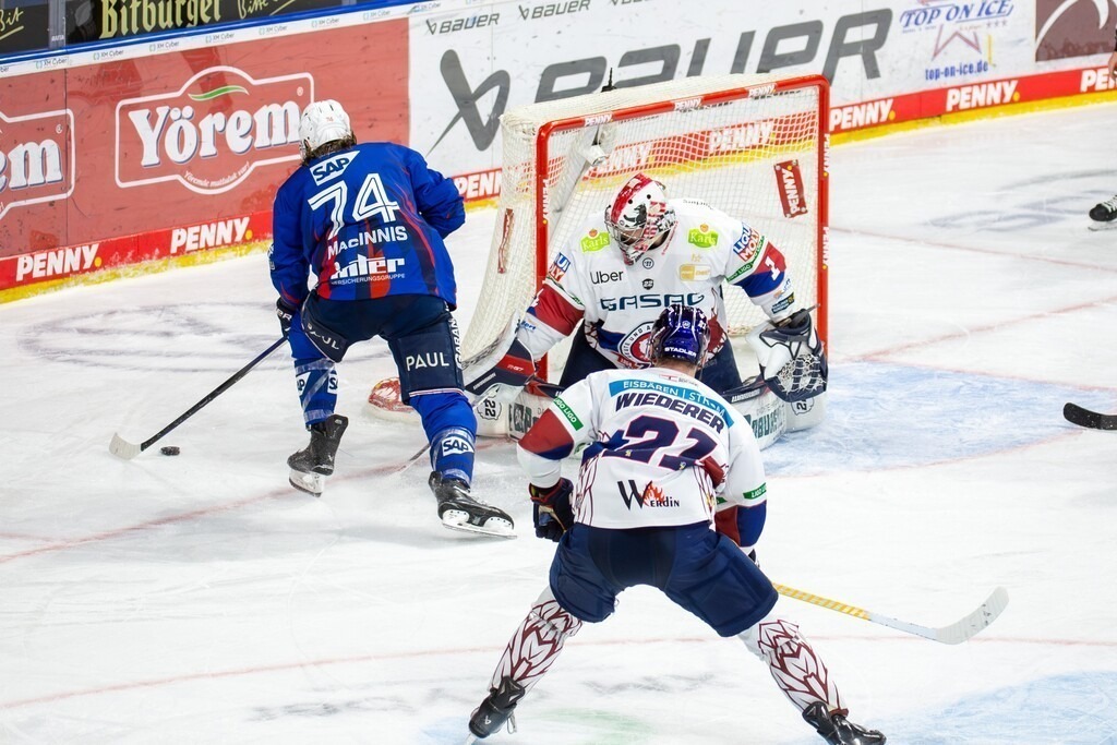 DEL, Deutsche Eishockey Liga Saison 2024/25, 52. Spieltag: Adler Mannheim gegen Eisbären Berlin***Viel Verkehr vor dem Tor der Eisbären | DEL, Deutsche Eishockey Liga Saison 2024/25, 52. Spieltag: Adler Mannheim gegen Eisbären Berlin***Viel Verkehr vor dem Tor der Eisbären - Realisiert mit Pictrs.com
