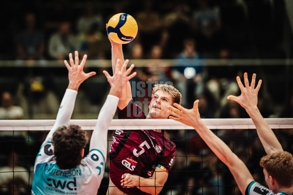 Volleyball | Herren | Saison 2025/2026 | Volleyball Ligacup | SWD powervolleys Düren vs. Energiequelle Netzhoppers KW | 12.10.2024 | Ben Breiter (#5, Energiequelle Netzhoppers KW) beim Angriff