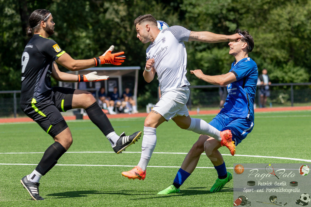 Testspiel: Spvgg. 03 Fechenheim - Türk Gücü Friedberg, 13.07.2024 | Felix Casalino (Spvgg. 03 Fechenheim #11) &amp; Finn Landburg (Türk Gücü Friedberg #1) &amp; Anthony Letica (Türk Gücü Friedberg #3), Spvgg. 03 Fechenheim - Türk Gücü Friedberg, Frankfurt am Main, Sportanlage Birsteiner Straße, 13.7.2024 - Realisiert mit Pictrs.com