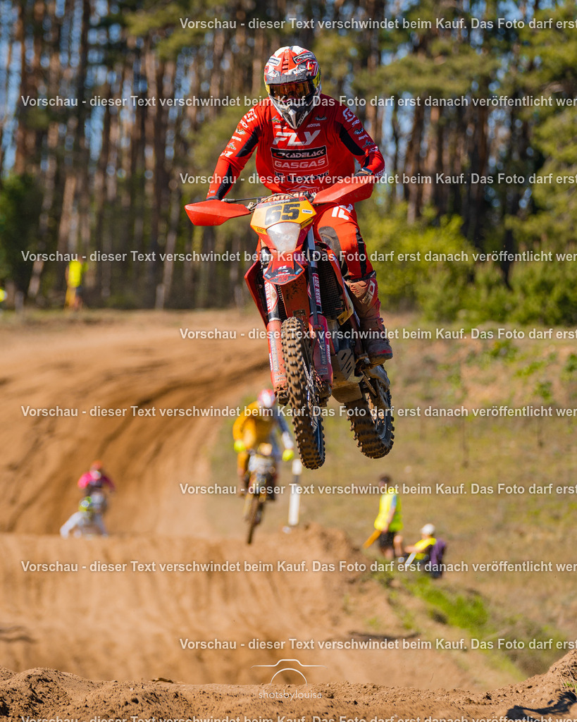 20260501_MCWriezen-3595 | Sportfotografin aus Berlin-Brandenburg mit Fokus auf Motocross. Ich halte deine sportliche Leistung und echte Emotionen auf und neben der Strecke professionell fest. Entdecke die Fotos von deinem Rennen und bestelle sie direkt hier im Shop.