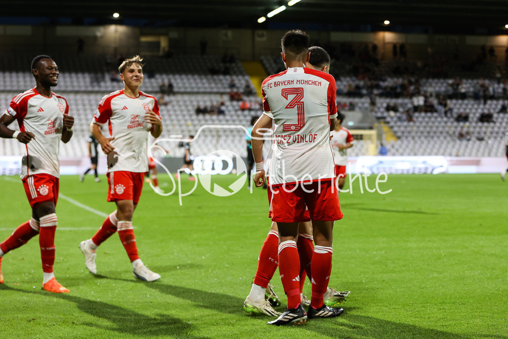 FC Bayern Amateure - FC Memmingen | Grenzenloser Jubel nach dem Treffer zum 4-2 druch Dion BERISHA (FCB #11) / Freude / Tor / Torschuetze
