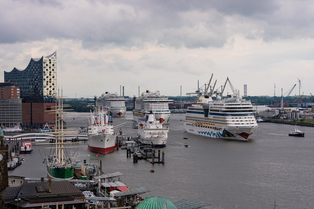 30 Jahre AIDA - Trio vor Elphi | AIDAprima, AIDAperla und AIDAsol vor der Elbphilharmonie bei der 30 Jahre AIDA Geburtstagsfeier. - Realisiert mit Pictrs.com