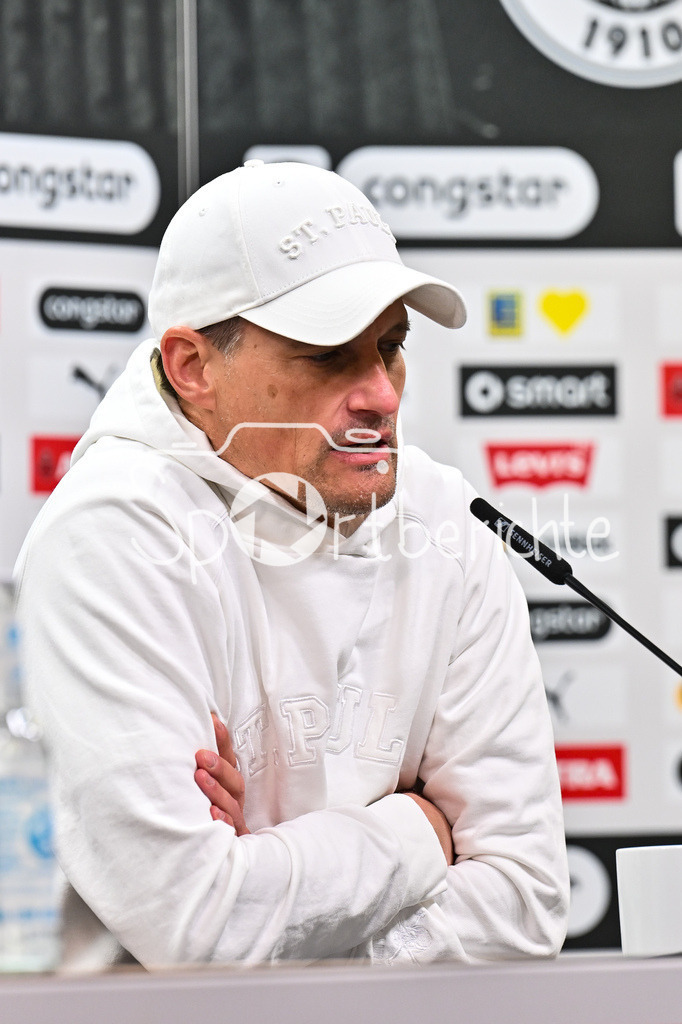 FC St. Pauli - FC Bayern München | ST. PAULI, DEUTSCHLAND - 11. APRIL: im Bild Alexander BLESSIN Trainer FC St. Pauli auf der Pressekonferenz / Einzelfoto / Freisteller nach dem Bundesligamatch zwischen dem FC St. Pauli und dem FC Bayern München am 29. Spieltag im Millerntor Stadion / DFL REGULATIONS PROHIBIT ANY USE OF PHOTOGRAPHS AS IMAGE SEQUENCES AND/OR QUASI-VIDEO