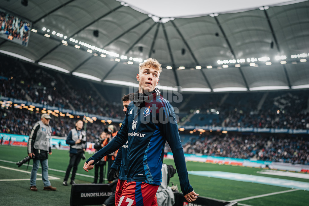 Fußball | Männer | Saison 2024/2025 | 2. Fußball-Bundesliga | 15. Spieltag | Hamburger SV vs. SV Darmstadt 98 | 08.12.2024 | Adam Karabec (#17, HSV) nach dem Warm-Up