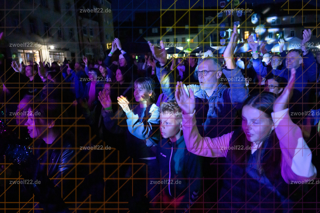 MerQury zum Stadtfest Wilsdruff, Wildruff am 22.08.2026 | Zum Stadtfest Wilsdruff 2026 gastierte die Dresdner Queen-Tribute-Band MerQury am Samstag Abend auf dem Markt in Wilsdruff. - Realisiert mit Pictrs.com