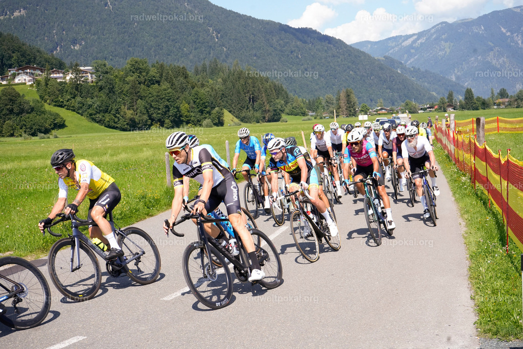 608_20230817_Bewerb_Maenner_Muehlanger | AUT - OESTERREICH, 2023-08-16: SPORT RENNRAD-FAHREN - 55. INTERNATIONALER RADWELTPOKAL IN ST. JOHANN IN TIROL  - Vintage-Radrennen mit WM-Bronze-Medaillen-Siegerin Christina Schweinberger, den Teilnehmer und Alexander Baumann (vom Orginastions-Team) - TAG 2 BEWERB MAENNER IN SECHS GRUPPEN  ; Foto: Roland Muehlanger