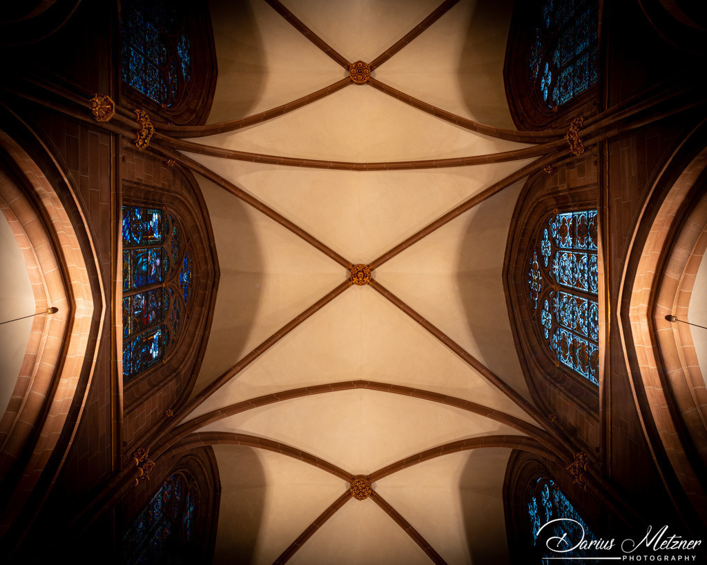 Katharinenkirche in Oppenheim | Die imposante Katharinenkirche in Oppenheim gilt als eine der bedeutendsten gotischen Kirchen am Rhein. Ihre Errichtung erfolgte in mehreren Bauabschnitten im 13., 14. und 15. Jahrhundert. Heute ist sie eine der schönsten Sehenswürdigkeiten in Rheinhessen.