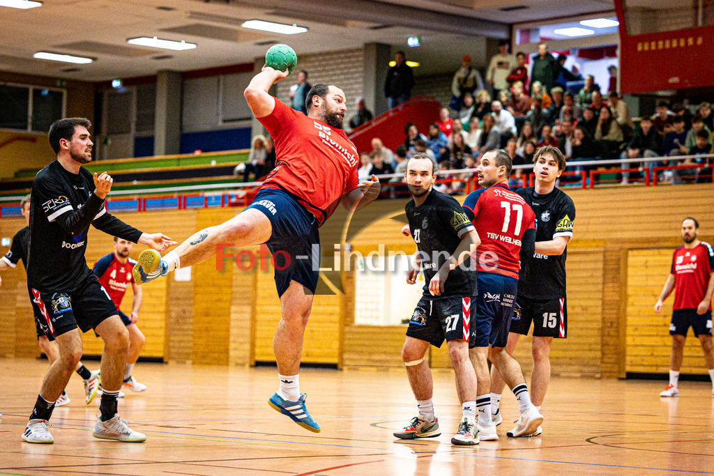 TSV Weiheim gegen SC U´hofen-Germering II | Bezirksliga Handball Herren 2024/25, TSV Weiheim gegen SC U´hofen-Germering II, 20250118,Lorenz BERNHARDT (TSV Weilheim 55) in Aktion, Wurf auds Tor,2025-01-18 in Weilheim (Jahnhalle)Lorenz BERNHARDT (TSV Weilheim 55)Copyright: WolfgangxLindner