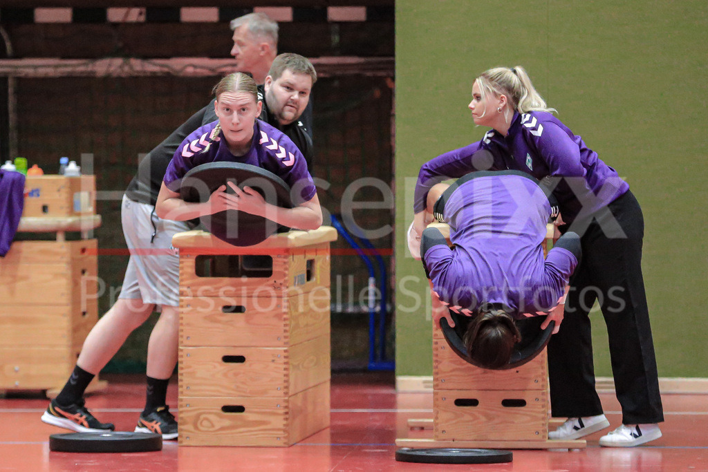 Handball, 2. Bundesliga Frauen, Training SV Werder Bremen | v.li.: Meike Becker (SV Werder Bremen, 17) und Anna Lena Bergmann (SV Werder Bremen, 25) bei einer Übung, Trainingsübung