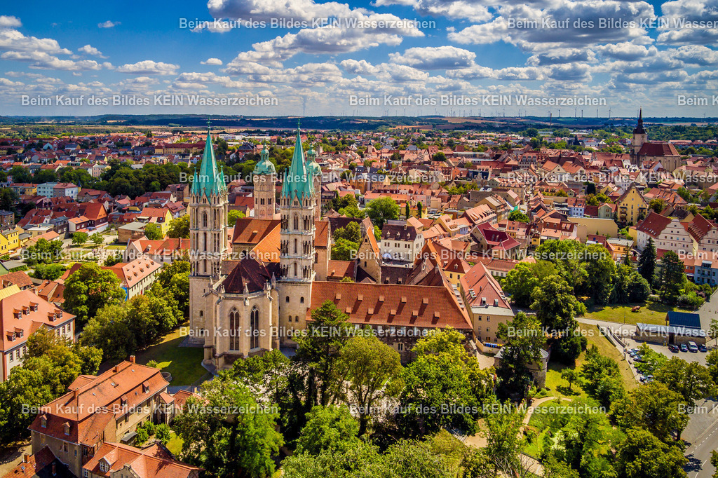 Naumburg (Saale) von oben | Die Luftaufnahmen zeigen Naumburg (Saale) mit seiner historischen Altstadt und den unterschiedlichen Bereichen des Stadtgebietes. Aus der Vogelperspektive werden der Naumburger Dom, die gewachsene Stadtstruktur, die Saale sowie die umgebende Kulturlandschaft sichtbar. Die Bilder dokumentieren Naumburg als historische Stadt im Burgenlandkreis.
 - Realisiert mit Pictrs.com