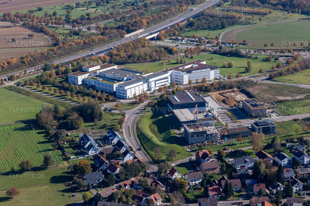 Luftbild: Bürogebäude des Verwaltungs- und Geschäftshauses der Physik Instrumente (PI) GmbH & Co. KG an der A8. im Ortsteil Palmbach in Karlsruhe im Bundesland Baden-Württemberg in Deutschland. Foto: IMG_129899.jpg vom 24.10.2021 durch Werner Riehm/FLY-FOTO.de