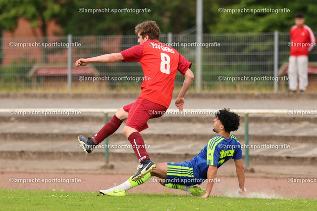 Fußball I Junioren I Kreispokal Lübeck I Finale I JSG Concordia Lübeck - TSV Siems I 09.06.2025.083 | v.l. René Roßteutscher (8, TSV Siems), Ibrahim Darwich (2, JSG Concordia Lübeck) - Realisiert mit Pictrs.com