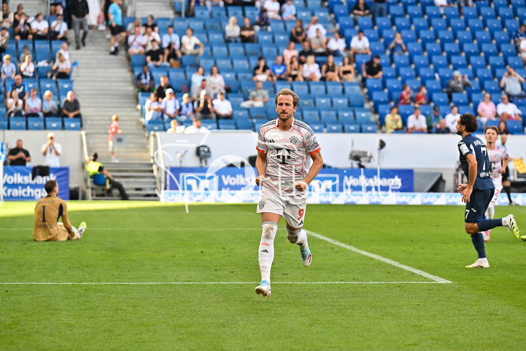 TSG 1899 Hoffenheim - FC Bayern München | Jubel der Bayern nach dem Treffer zum 0-2 durch Harry KANE (FC Bayern Muenchen 9) / Elfmeter / Tor / Torschuetze / Freude / Happy / Bundesliga: TSG 1899 Hoffenheim - FC Bayern München; PreZero-Arena am 20.09.2025 / DFL REGULATIONS PROHIBIT ANY USE OF PHOTOGRAPHS AS IMAGE SEQUENCES AND/OR QUASI-VIDEO