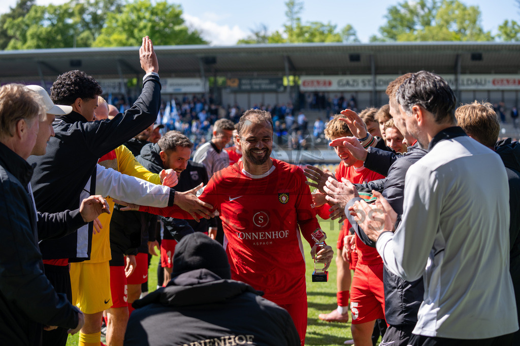 Stuttgarter Kickers vs. SG Sonnenhof Großaspach, Fussball, Regionalliga Suedwest, 34. Spieltag, 16.05.2026 | Fabian Eisele (SG Sonnenhof Großaspach, #23) bekommt die Torjägerkanone/Torjaegerkanone überreicht/ueberreicht,Stuttgarter Kickers vs. SG Sonnenhof Großaspach, Fussball, Regionalliga Suedwest, 34. Spieltag, 16.05.2026