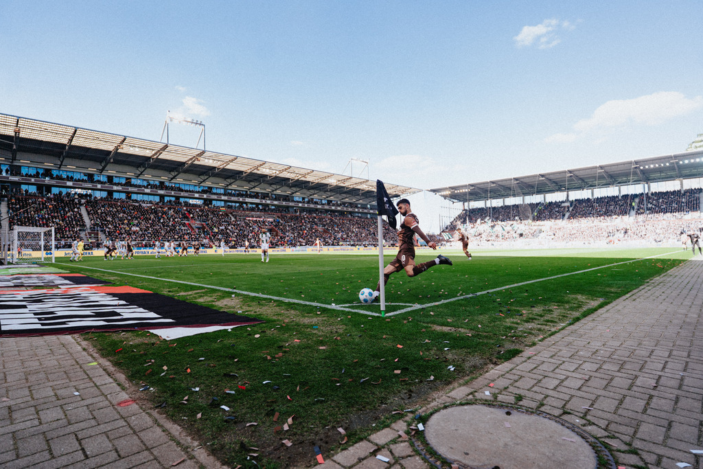 HEV01497 | Der offizielle Shop für FC St. Pauli Fotos. Wähle aus Spielszenen & Fanmomenten dein FCSP Wunschformat. Wir liefern Millerntor-Atmosphäre.