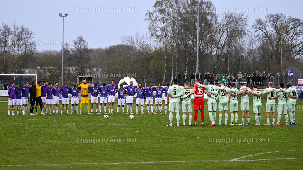 VfR Neumünster (lila) vs PSV Neumünster (grün) | Gedenkminute für den verstorbenen ehemaligen VfR-Vorsitzenden Jörg Rost / Fußball-Oberliga Männer 2025/2026 / VfR Neumünster (lila) vs PSV Neumünster (grün) / Grümmi-Arena / Neumünster / 15.04.26 - Realisiert mit Pictrs.com