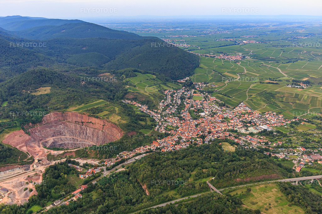 Luftbild: Ortsansicht von Südwesten in Albersweiler im Bundesland Rheinland-Pfalz in Deutschland. Foto: IMG_128482.jpg vom 21.08.2021 durch Werner Riehm/FLY-FOTO.de