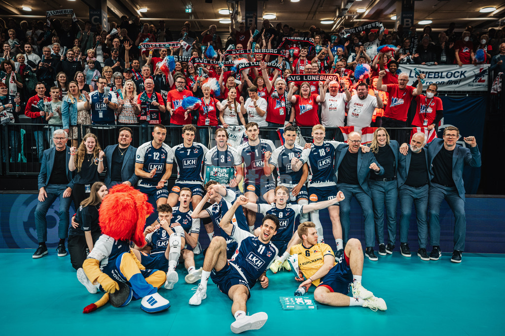 Volleyball | Herren | Saison 2024/2025 | 1. Volleyball Bundesliga Männer | Halbfinale | SVG Lüneburg vs. VfB Friedrichshafen | 19.04.2025 | SVG Lüneburg gewinnt das Spiel und ist im Finale Teamfoto Mannschaftsfoto