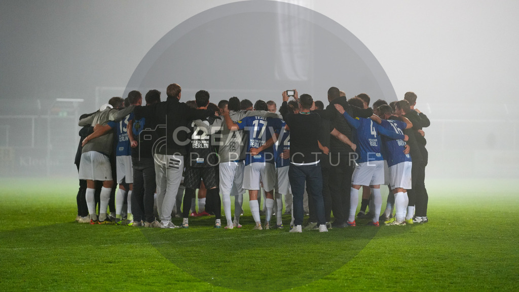 Fußball, Herren, Saison 2025/2026, Regionalliga Nordost, 6. Spieltag, FSV 63 Luckenwalde vs. VSG Altglienicke, Freitag 28.08.2025, Werner-Seelenbinder-Stadion Luckenwalde | Fußball, Herren, Saison 2025/2026, Regionalliga Nordost, 6. Spieltag, FSV 63 Luckenwalde vs. VSG Altglienicke, Freitag 28.08.2025, Werner-Seelenbinder-Stadion Luckenwalde, Im Bild: Der Mannschaftskreis der VSG Altglienicke nach Spielende. - Realisiert mit Pictrs.com