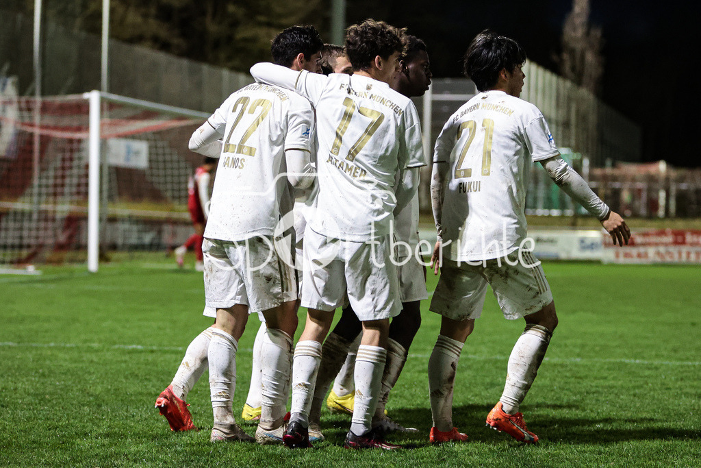 SV Heimstetten - FC Bayern Amateure | Die kleinen Bayern jubeln ueber das Tor zum 1-5 durch durch Grant-Leon RANOS (FCB #22)